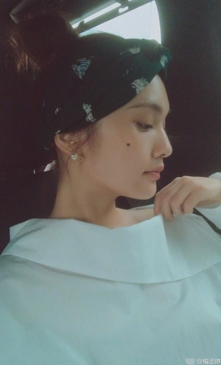 杨丞琳晒侧颜美照 扎丸子头清新可爱(图文)