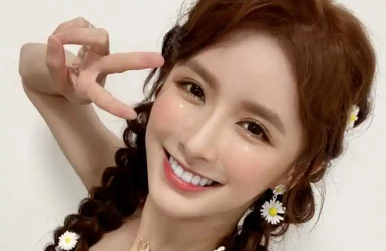 马来西亚尤物蔡卓宜,当街喝桶装奶茶,前夫背景不简单