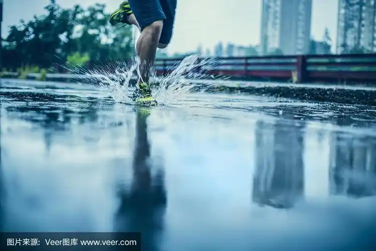 一个男人在雨中奔跑的照片