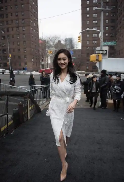 刘芸到国外看秀真优雅穿白色裹身款连衣裙配长卷发气质像名媛