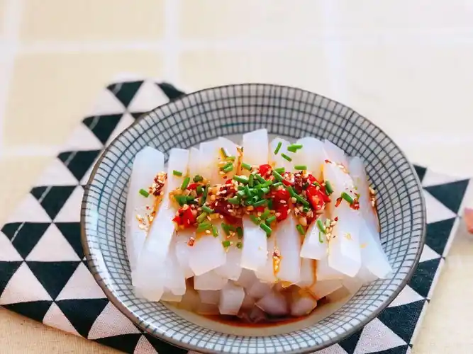 想吃凉粉不用买,自己做干净又卫生,几块钱就能做1锅,特实惠_清水_容器