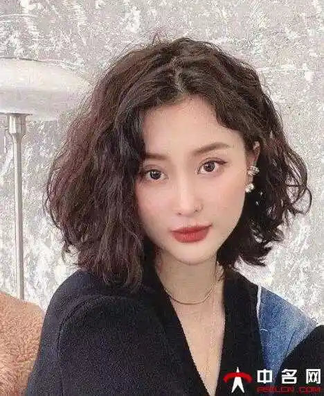 2021女生烫发发型中短发清纯又可爱烫发发型