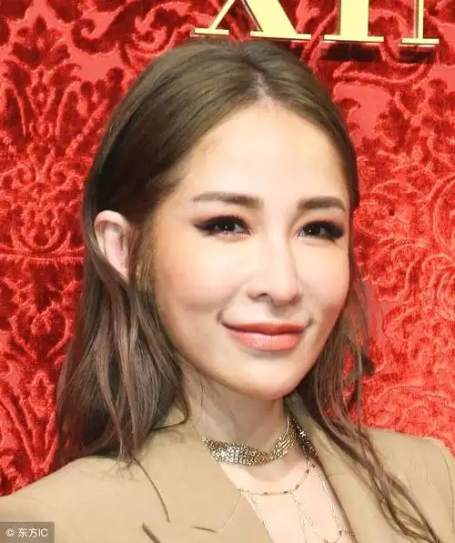 还说没有整容萧亚轩脸部表情僵硬皮笑肉不笑网民惊讶我的妈呀