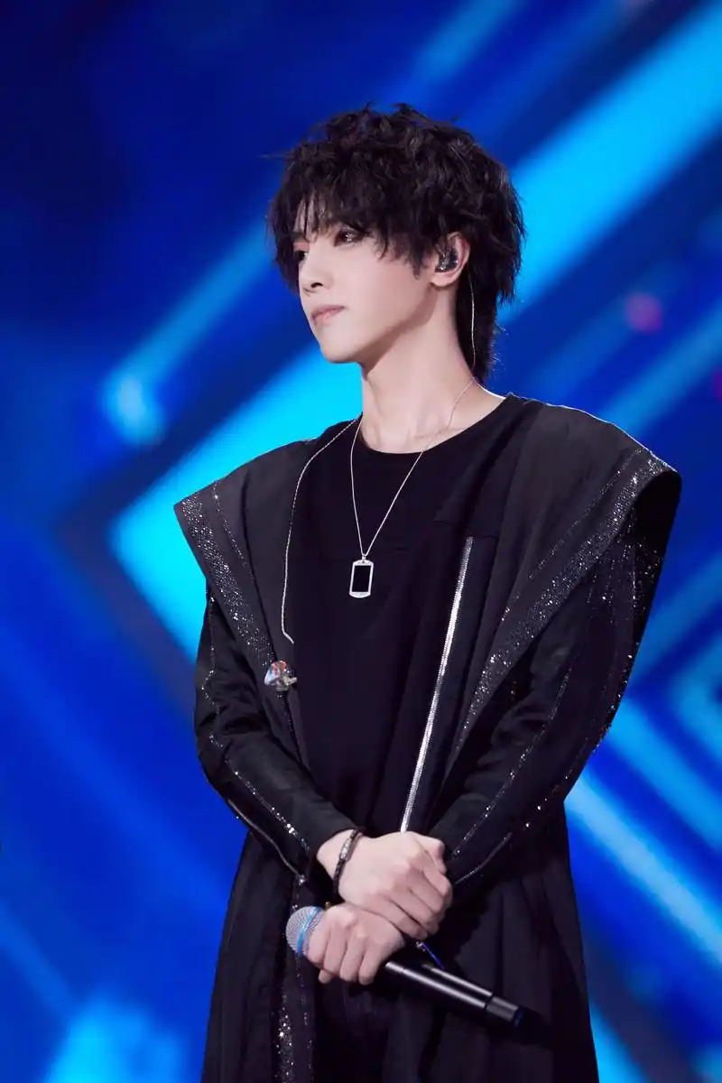 华晨宇极限公益演唱会高清现场图释出优秀et自制哪吒方式打开齐天