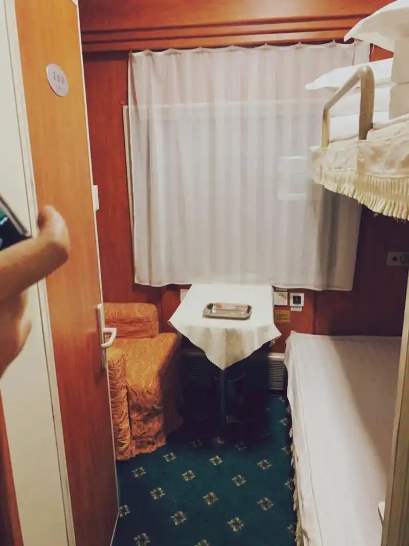 高级软卧初体验 上周末计划去西安逛两天,订车票的时候发现有一种"