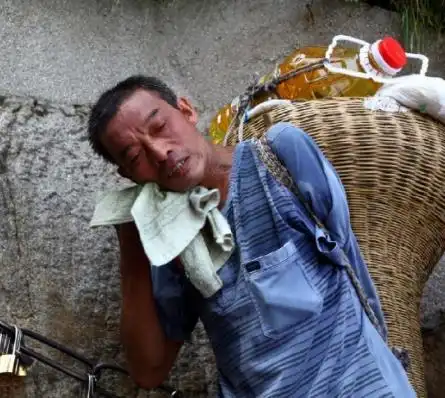 男人要撑起一个家图片,男人辛苦扛起整个家的图片