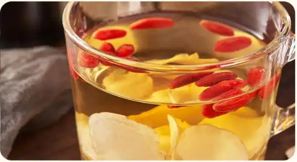 对抗秋燥小妙招西洋参枸杞茶