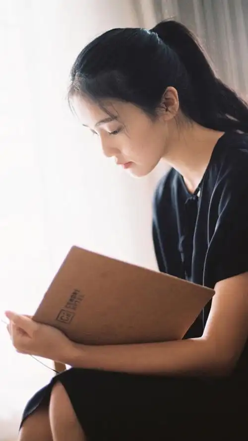 绝美侧颜清纯美女写真手机壁纸下载