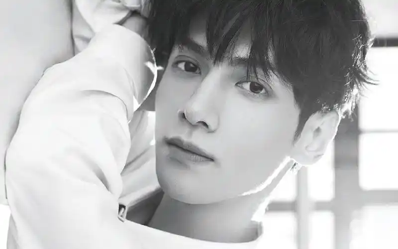 罗云熙清爽帅气写真桌面壁纸