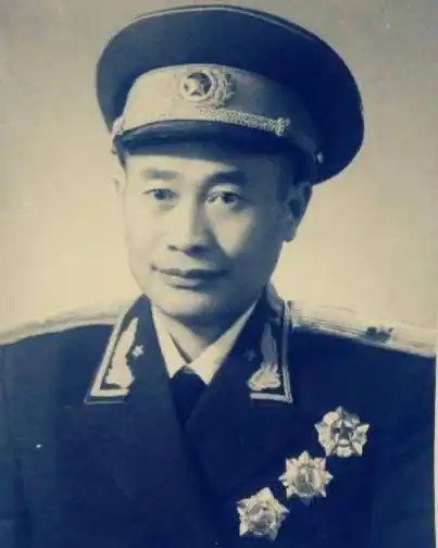 军区司令员贺庆积在火车站接人时遭歹徒碰瓷,将军说:你胆可真大_参谋