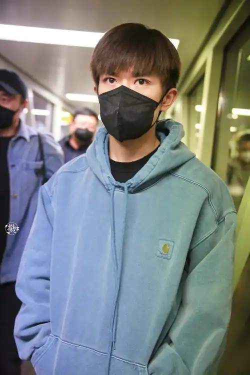 易烊千玺蓝色卫衣机场出发