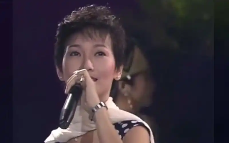 短发赵雅芝,万水千山都是情(假唱怀疑中.