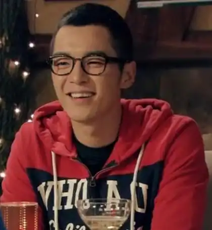 爱情公寓4第3集展博穿的who.a.u的帽衫专卖店里什么型号?淘宝有连接吗