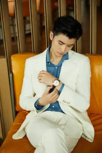 mmc 举手投足间显不凡气质今日份的帅哥配百年灵靓表 妆发:@k-徐良