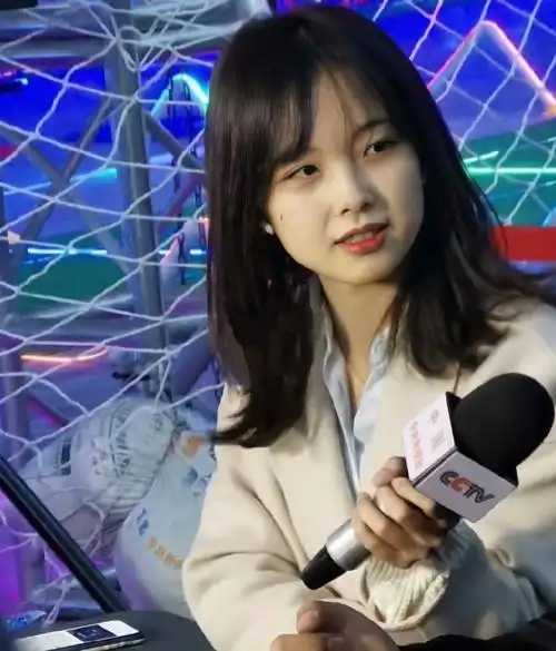 央视女记者甜美破圈,爆红网络,被称"央视谭松韵",意味着什么