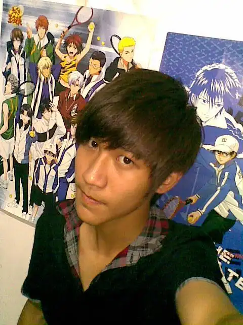 我哥是一个高一学生他想染发后换颜色,他之前黑头发最近染了栗棕色,但