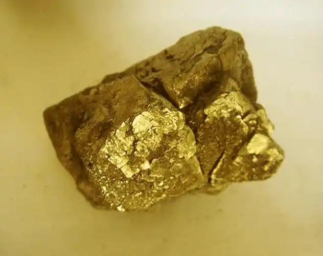 雌黄即三硫化二砷,又称"黄金石",剧毒,有黄金般的光泽.