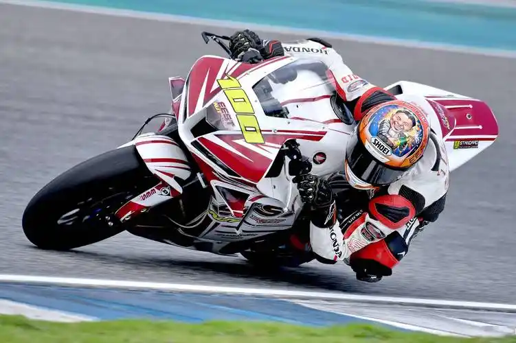 亚洲公路锦标赛ss600里的cbr600rr上