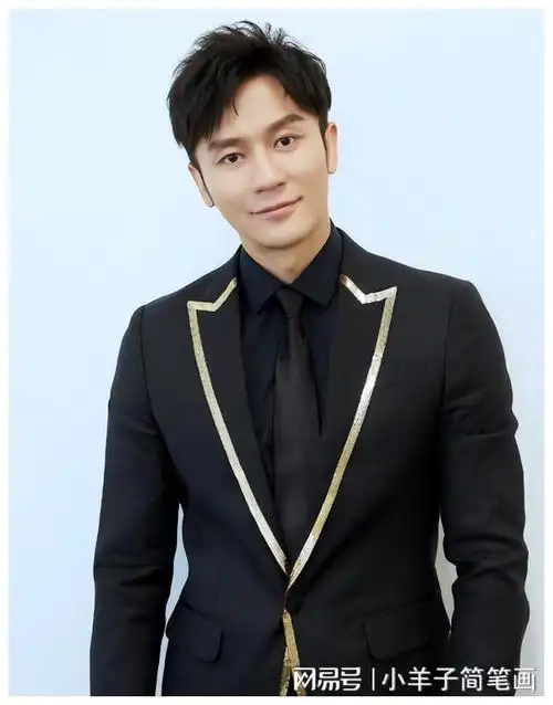 42岁李晨上海低调遛娃简易婴儿车显朴实女儿清秀似父