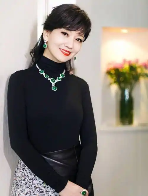 65岁赵雅芝近照对镜托腮笑容温柔,不愧为冻龄女神_年代_影视圈_角色