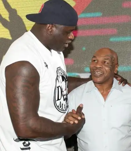 奥尼尔跟普通人合影真是降维打击!强森这样的壮汉都似小鸟依人