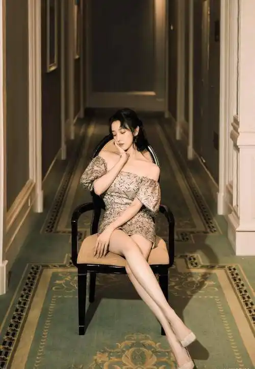 陈小纭的"蝴蝶坐"火了,双腿间无一丝缝隙,体重过百模仿不来_look_白色