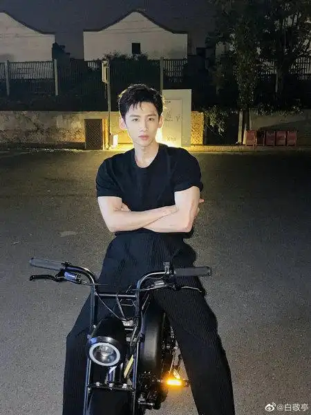 并发文称:"走吗",照片中,白敬亭骑摩托车帅气有型,壮实的肱二头肌瞩目