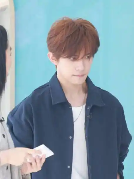 易烊千玺超话#易烊千玺说小小的我今年上#    「 2024年4月18日,在