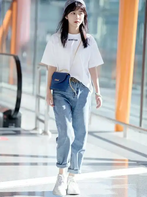 谭松韵清爽造型现身机场,白t恤配牛仔裤少女感十足