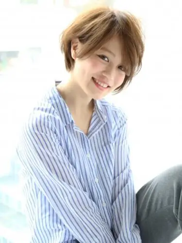 偏分蓬松短发 | 将短发打理出蓬松力挺的效果,令脸部看起来更加精致