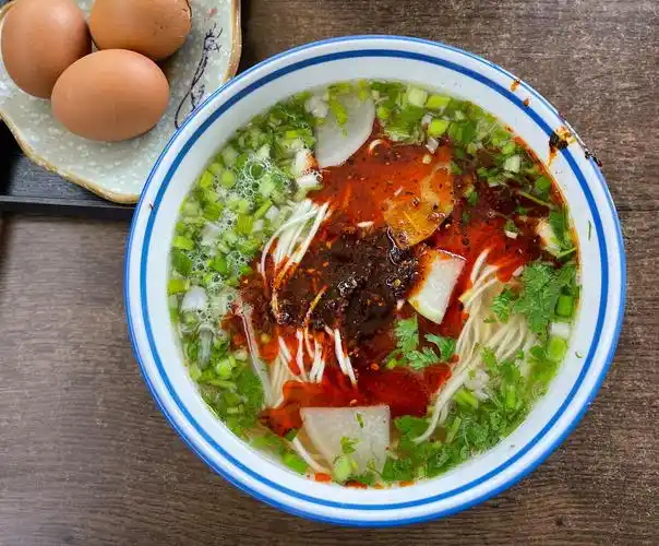 在兰州吃的兰州牛肉面,一清二白三红四绿五黄.