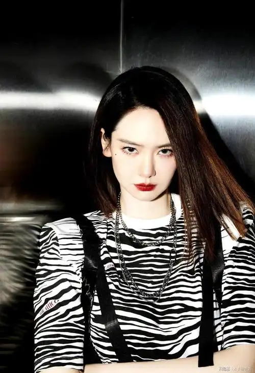 戚薇为综艺《女子推理社》宣传,工装风照片又美又飒!