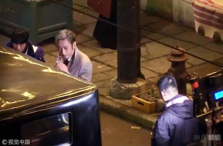 吴秀波片场照曝光穿灰色西装抽烟消愁