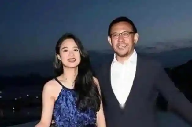 姜文一家四口同框,周韵显老态引关注,两个儿子颜值一般