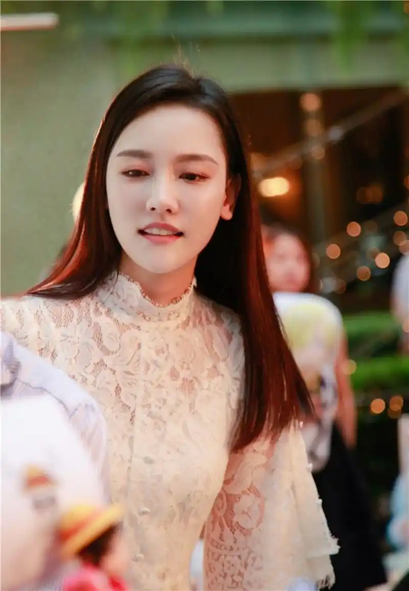 孙骁骁蕾丝长裙清凉夏日写真,尽显凹凸好身材.