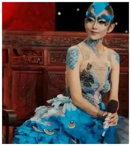 杨丽萍惊艳亮相,艺术拼尽全力!惊为天人,衣服竟是画的!|舞蹈_网易订阅
