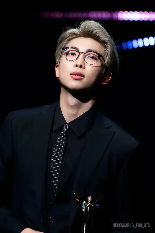 怎么看金南俊看黄片,当众抠脚了还闻?还有他真的帅吗? - 知乎