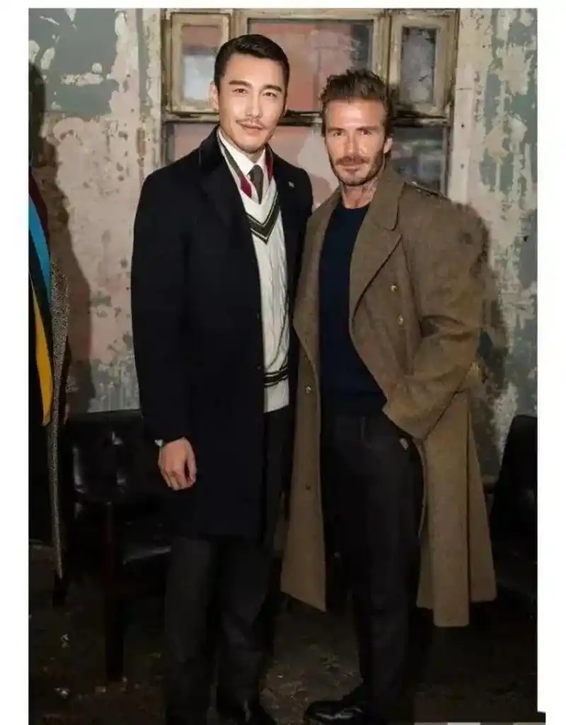 胡兵与贝克汉姆同框合影,穿搭时髦有气场,尽显成熟男性的时尚魅力,真