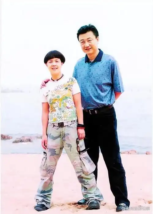 台前是同事,台后是夫妻?这4对央视主持人,隐藏的太深了