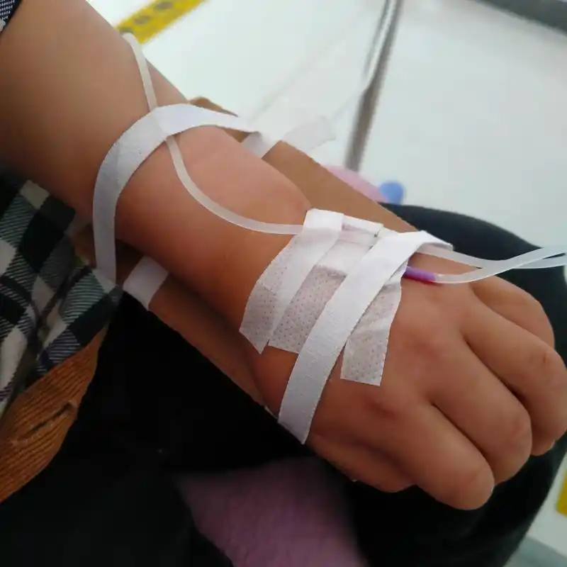 记录小宝生来第一次打点滴!滴米未尽!#快点好起来 #勇敢的 - 抖音