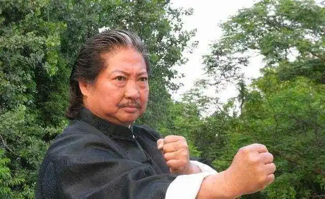 68岁洪金宝减肥成功了,还能亲自下厨做饭,只是瘦得有点脱相!