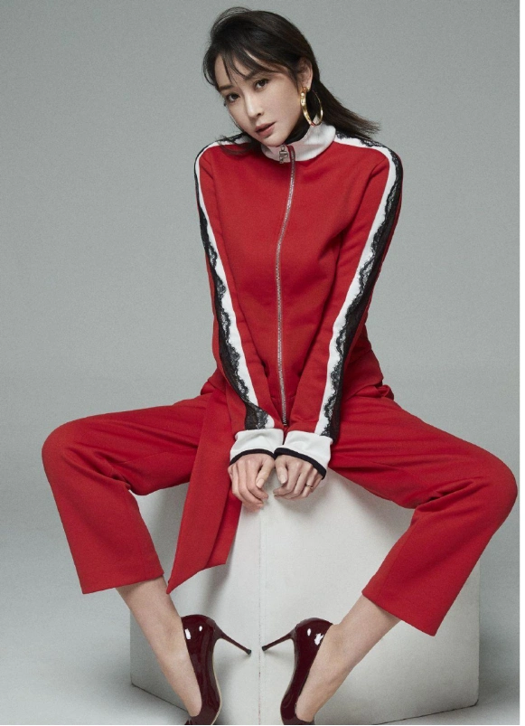 杜若溪又趁机秀身材抹胸连体裤再罩渔网衫显得身段更好了