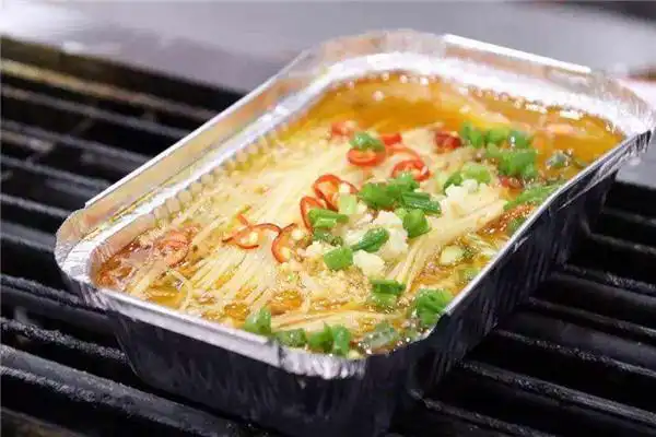 接下来就是项目的选择,小编建议做锡纸烤粉丝,这种小吃在当前市场上很