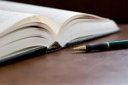 脊柱的书和笔图片