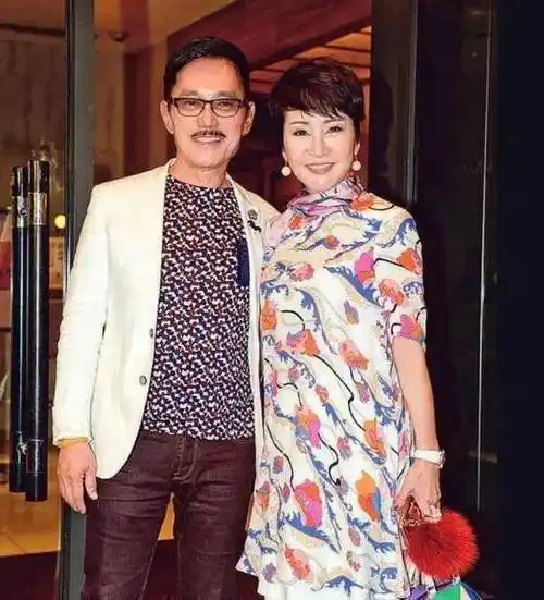 69岁狄波拉穿粉外套擅长血拼小11岁老公成跟班比谢贤温柔