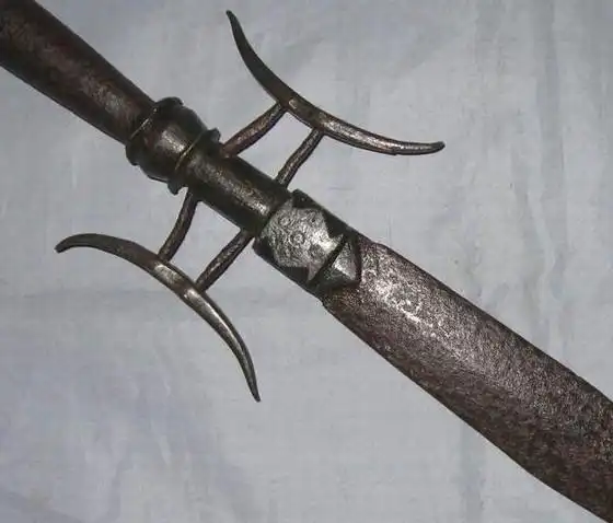 p>五钩神飞亮银枪,又名五钩神飞枪.