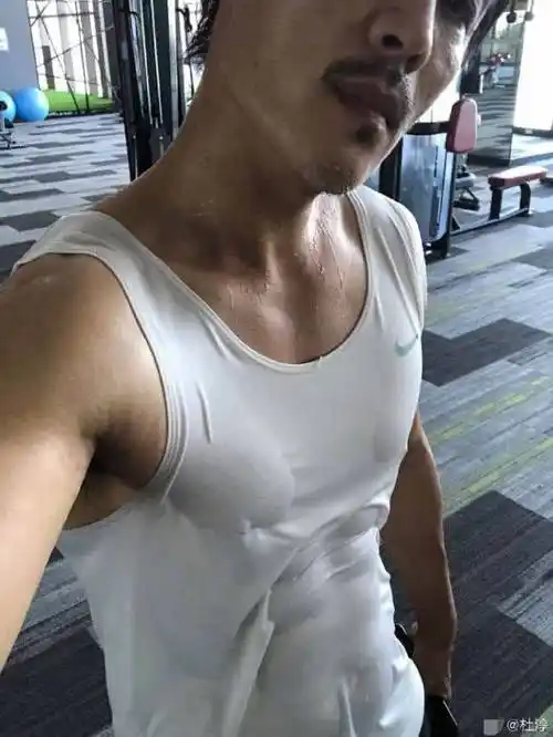杜淳晒健身照衣服完全湿透腹肌依稀可见胡子拉碴亮点十足