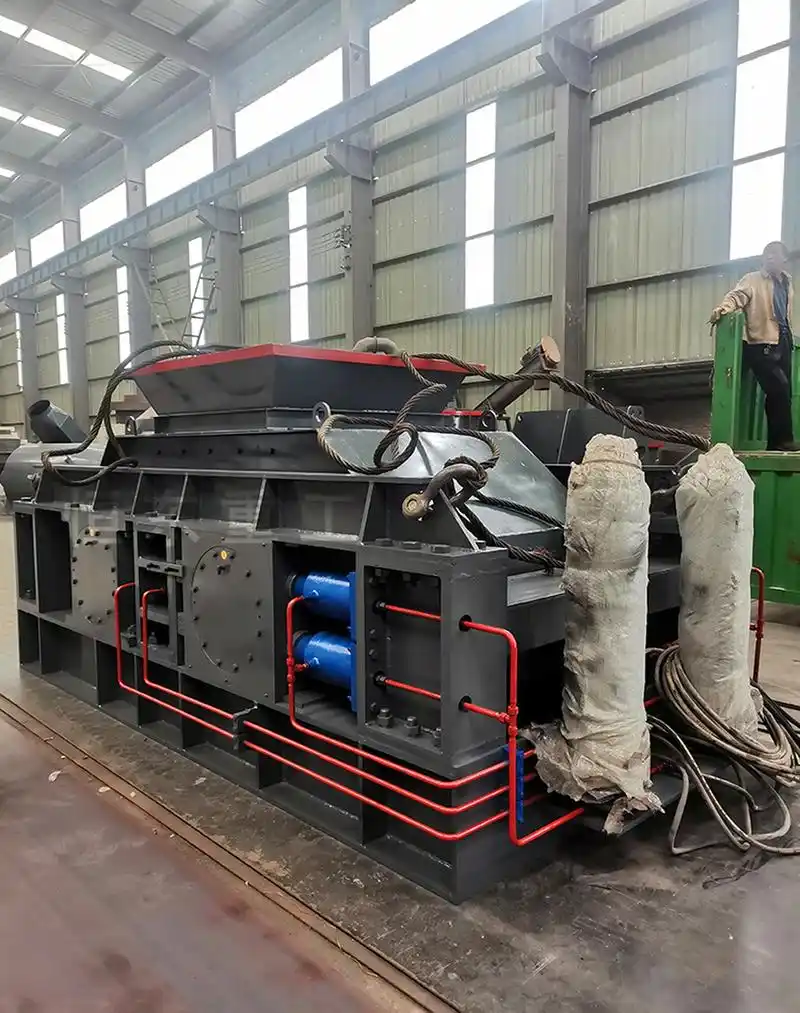 液压对辊制砂机,顾名思义,是一种利用液压驱动的制砂设备.