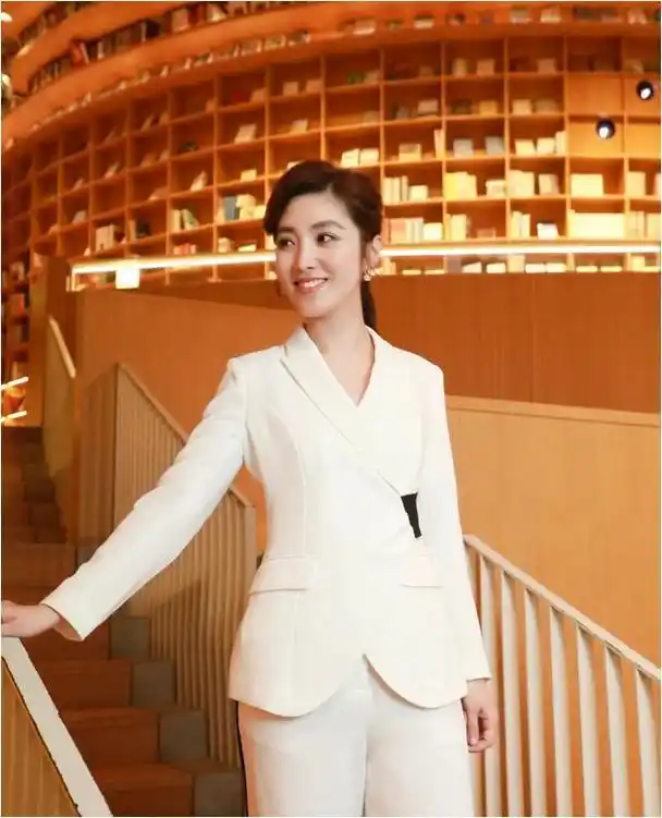 较量中,东方卫视一姐被取代?央视主持人大赛选手何卿表现如何?