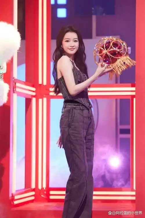 孙怡录制《你好,星期六》,穿一身牛仔套装,显瘦显高又好看!